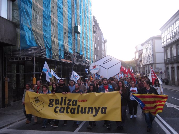 Manifestación en Santiago en apoyo al referéndum de Cataluña       