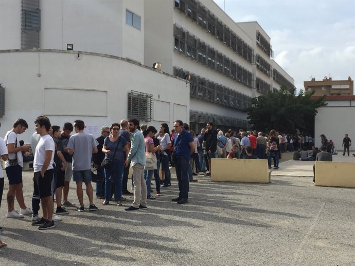 Cola para votar en el referéndum en el INS Antoni de Martí i Franquès