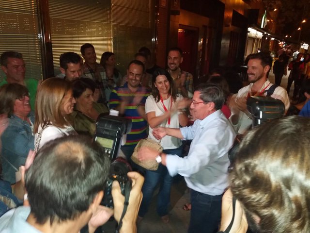 José Entrena, felicitado por sus compañeros tras ganar las primarias del PSOE