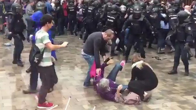 Desenes de ferits durant les càrregues policials de l'1-O