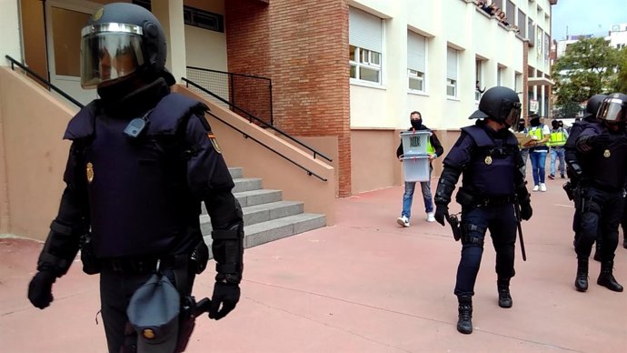 La Policia Nacional requisa urnes de l'Escola Aiguamarina de Barcelona