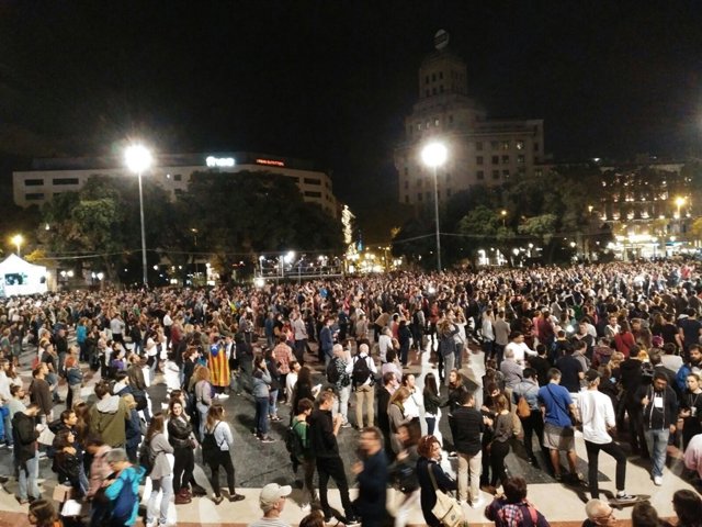Concentrats en plaça Catalunya la nit del referèndum