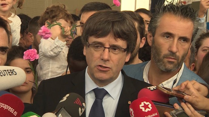 Puigdemont parla de "democràcia davant la violència injustificada"