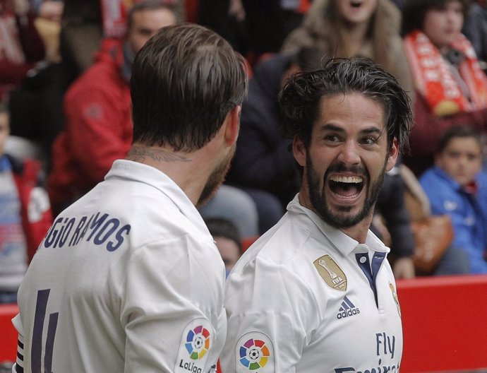 Isco celebra un gol con Sergio Ramos