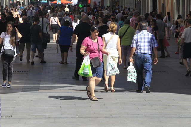 Gente comprando por el centro de Madrid