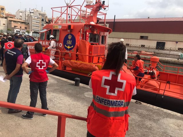 Voluntarios de Cruz Roja, durante un desembarco