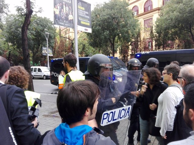 Policía Nacional ante la Escuela Ramon Llull de Barcelona por el 1-O