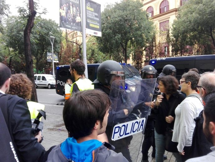 Policia Nacional davant l'Escola Ramon Llull de Barcelona per el 1-O