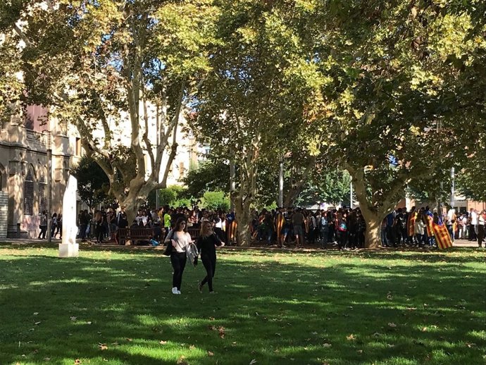Concentració d'estudiants davant del Rectorat de la UdL