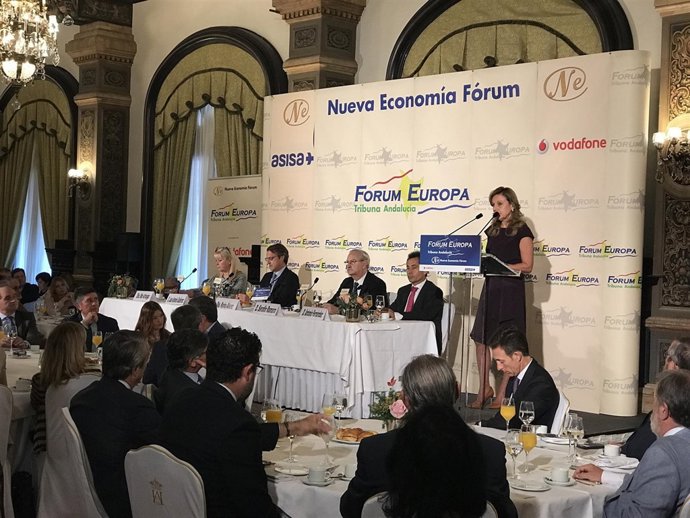 La consejera de Salud, Marina, Álvarez en un desayuno informativo en Sevilla