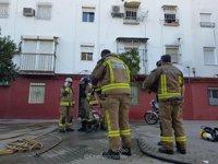 Dos heridos leves en el incendio del salón de una vivienda en la calle Tórtola en Sevilla