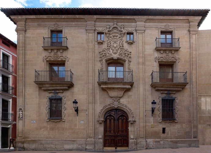 Fachada principal del Museo de La  Rioja
