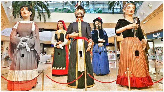 Los cabezudos en el shopping resort