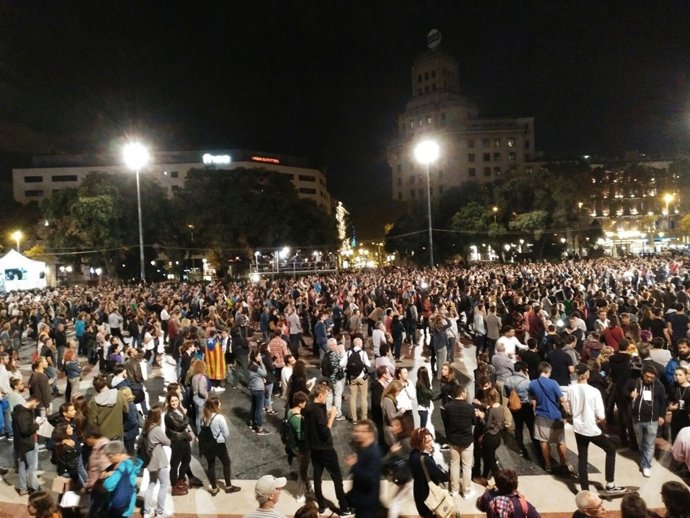 Concentració a plaça Catalunya la nit del referèndum