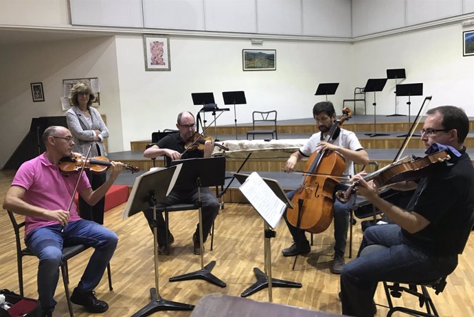 Briones junto a miembros del Cuarteto Saravasti 