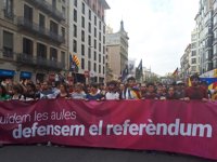 Marcha silenciosa de estudiantes en el centro de Barcelona contra la violencia policial