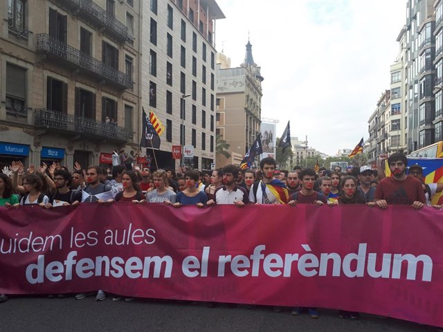 Marcha silenciosa de estudiantes contra la violencia policial en Barcelona