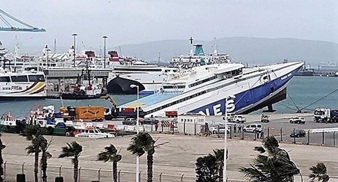 Buque hundiéndose en el puerto de Algeciras