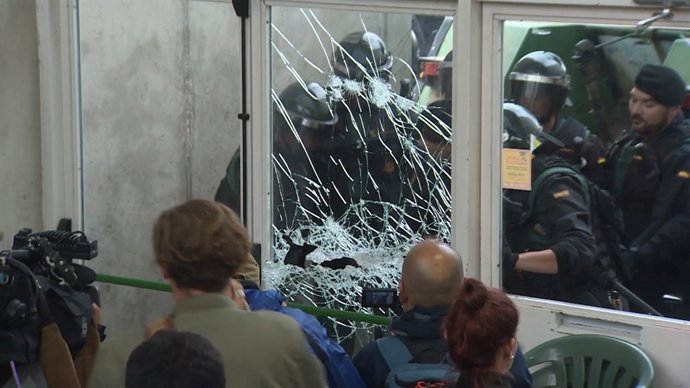 Guàrdia Civil força les portes per poder entrar