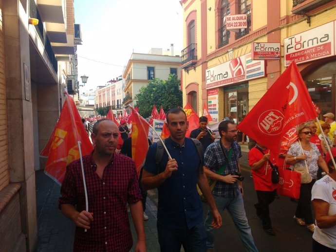 Alba y Bustamante durante la protesta