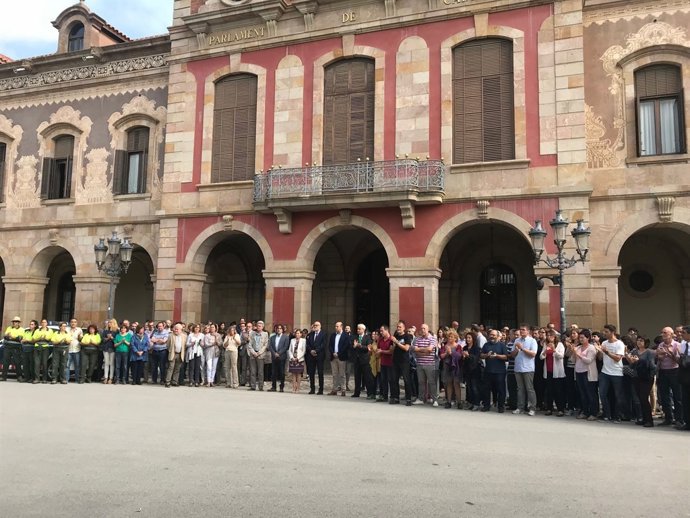 Concentració de rebot a la violència policial davant el Parlament