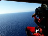 Buscan en el Mar de Alborán dos pateras con unas 30 y unas 35 personas a bordo