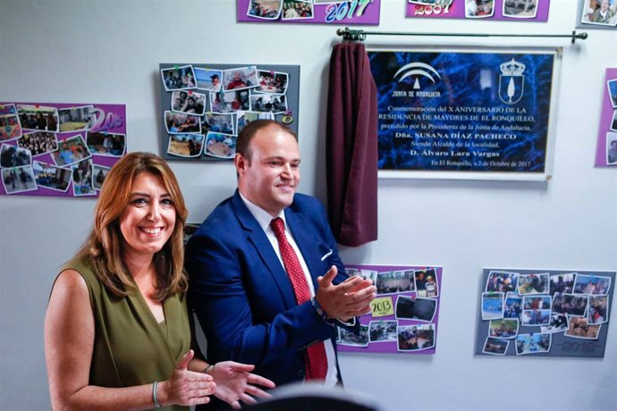 La presidenta de la Junta, Susana Díaz, tras descubrir la placa