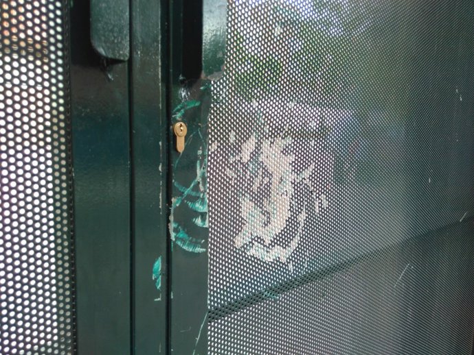Desperfecte en el reixat de l'Escola Aiguamarina de Nou Barris l'1-O