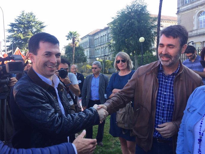 Gonzalo Caballero y Juan Díaz Villoslada (PSdeG) se saludan en una manifestación