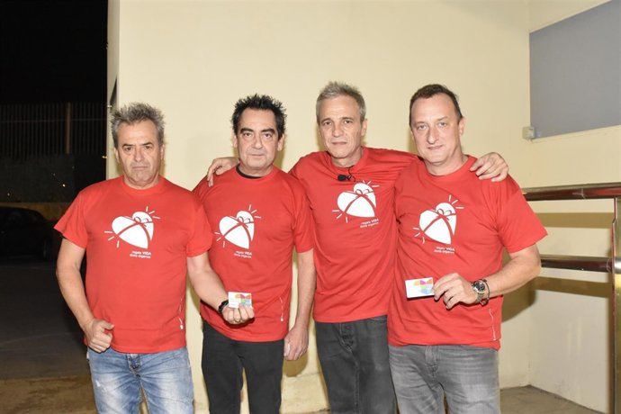 Hombres G se visten con la camiseta roja de la donación de órganos