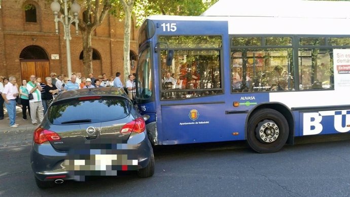 Colisión entre un turismo y un autobús en Valladolid