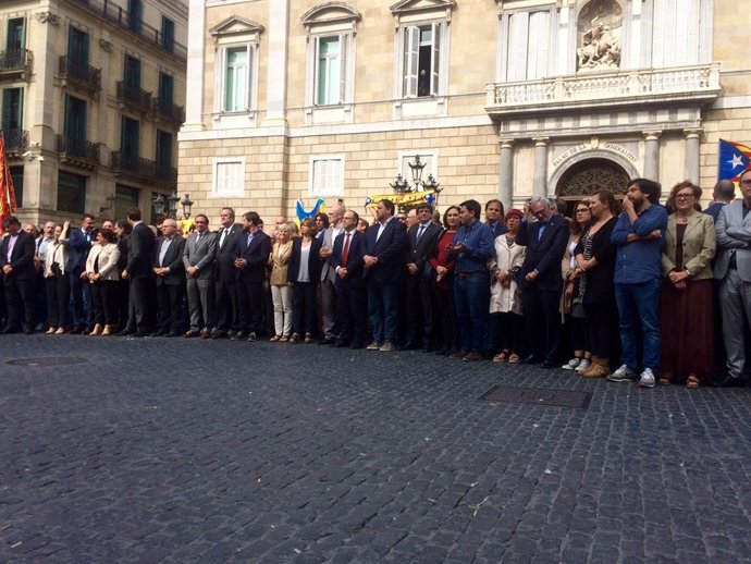 Concentració en plaça Sant Jaume contra la violència policial de l'1-O