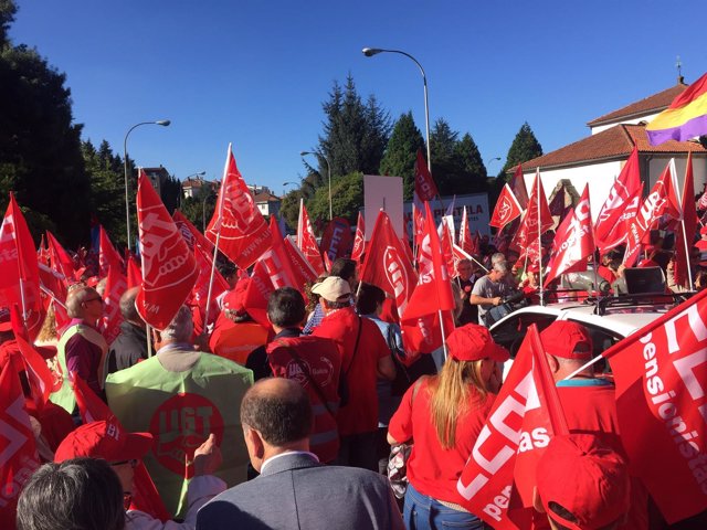 Asistentes a la manifestación en defensa de unas pensiones dignas