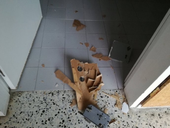 L'estat d'una de les portes de l'Escola Nostra Llar de Sabadell 