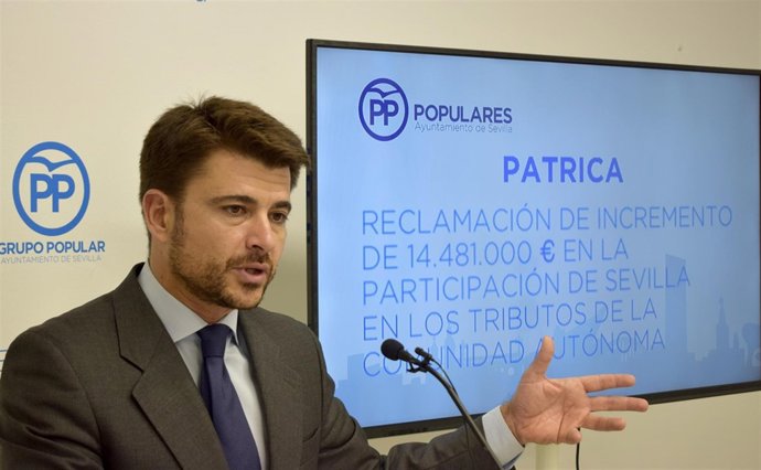 El portavoz del PP en Sevilla, Beltran Pérez, durante la rueda de prensa