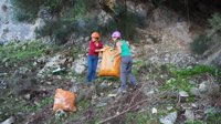 Una veintena de voluntarios participan en una jornada de limpieza en el mirador de s'Entreforc (Mallorca)