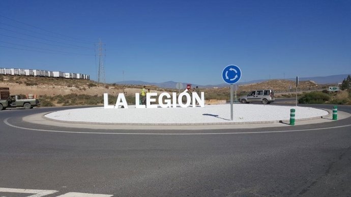 Rotonda finalizada de acceso a la base de la Legión