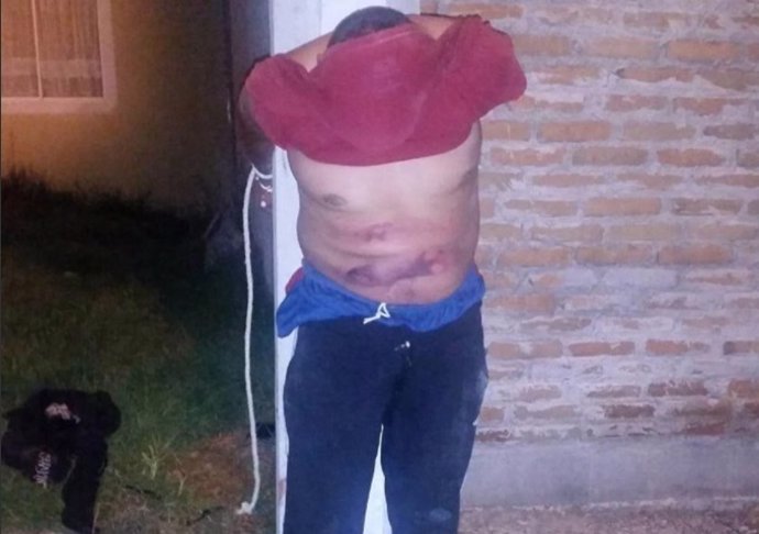 Varios vecinos de un barrio de México atan a un ladrón y le dan una paliza