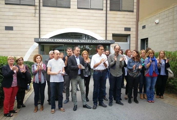Els alcaldes del Vallès Occidental, reunits davant les portes de CCVOC