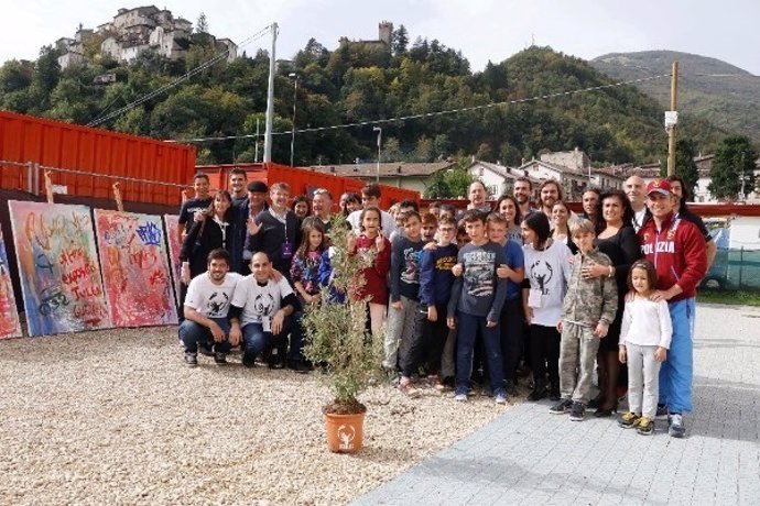 El equipo de Scholas junto a las víctimas del terremoto en Arquata, Italia, 2016