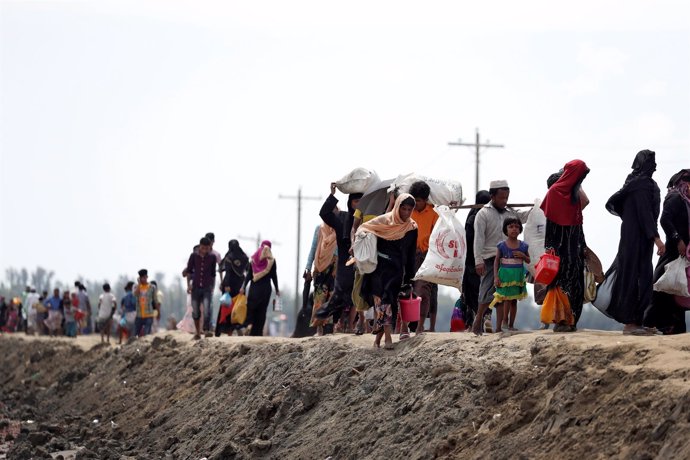 Refugiados rohingya llegan a Cox's Bazar (Bangladesh)