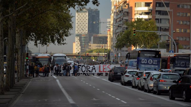 Corte de la Gran Vía en Barcelona por la huelga general