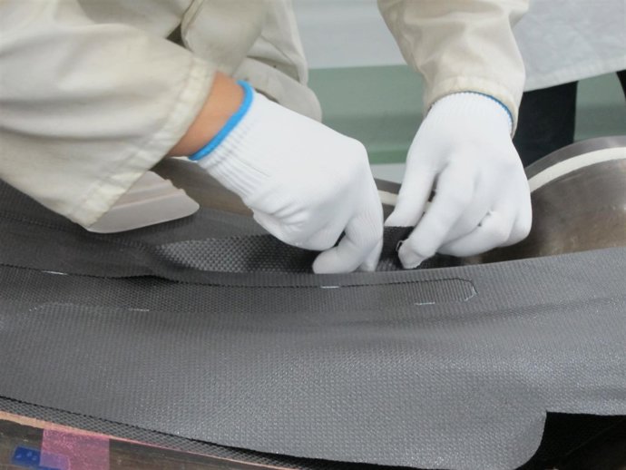 Trabajador en una fábrica de Airbus en China            