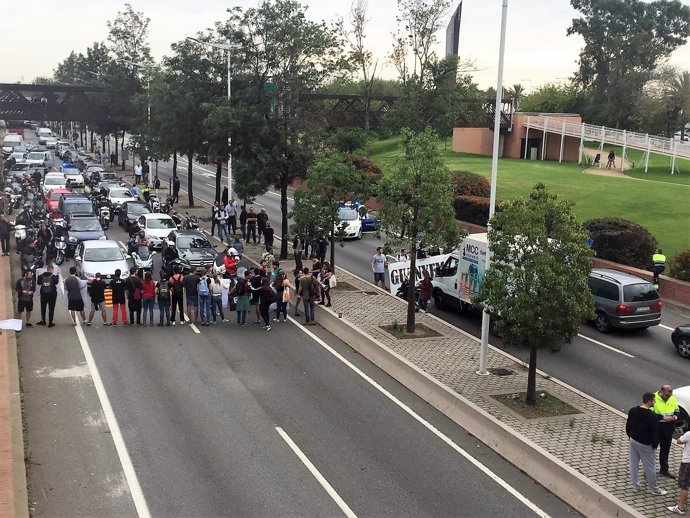 La Ronda Litoral de Barcelona cortada al tráfico por el paro general