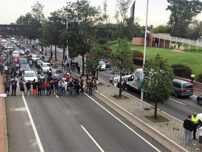 La Ronda Litoral de Barcelona tallada al trànsit per l'aturada general