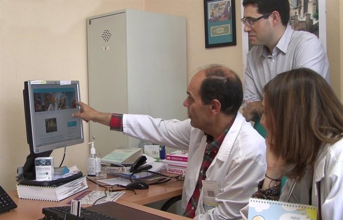 Médicos en consulta de Atención Primaria