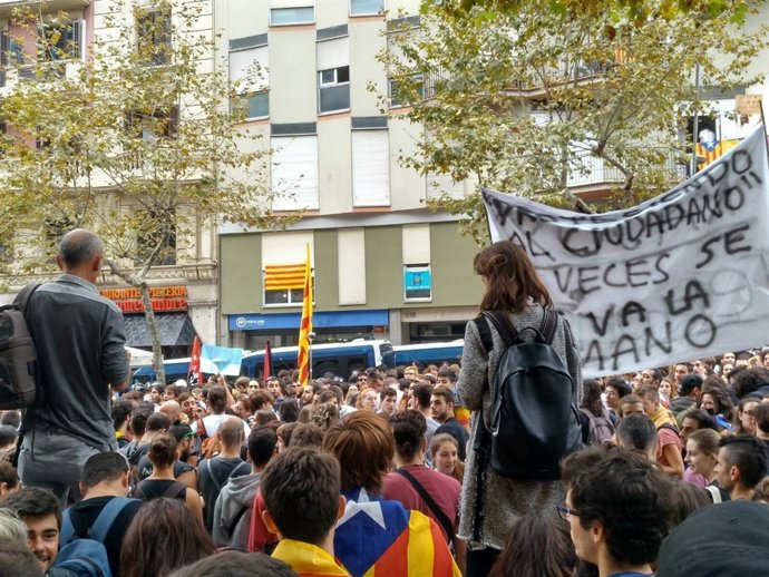 Concentració enfront de la seu del PP català el 3-O