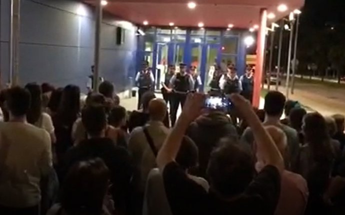 Manifestació davant la comissaria dels Mossos de Mataró