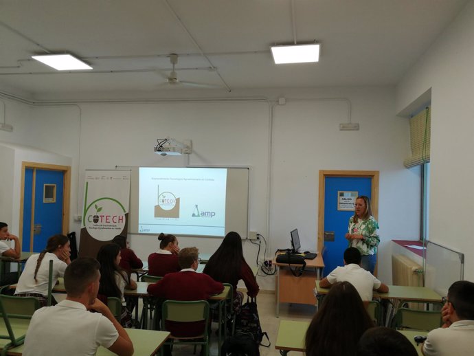 Charla del proyecto Cotech en el Colegio Sansueña