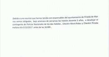 Santamaría lee la carta con amenazas de cierre contra un hotel de Pineda por alojar a policías nacionales